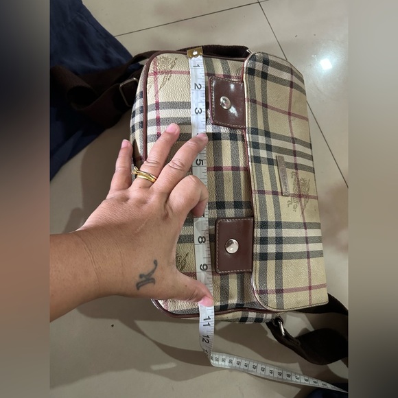 Burberry vintage crossbody unisex bag. Used gently. - Picture 15 of 16